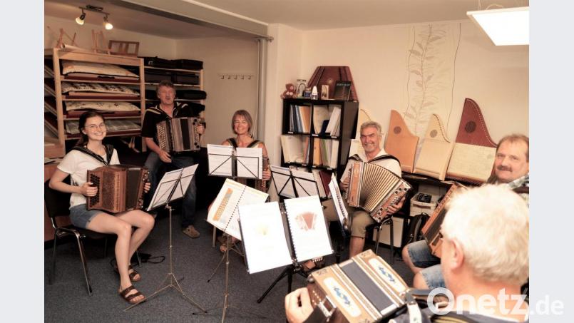 Zwei Frauen und drei Männer absolvierten unter Leitung von Wolfgang Lang (Zweiter von Links) einen Kurs von Oberpfalz-Medien, um die Steierische Harmonika kennen zu lernen. Bild: arw