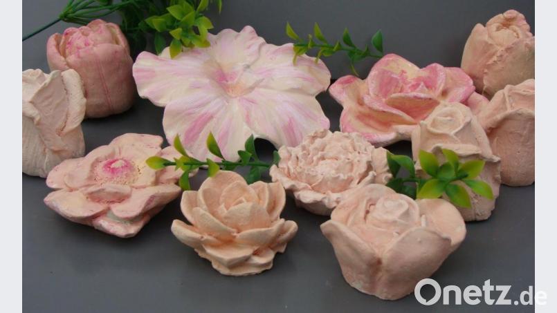 Sein Faible für Rosen hat Fritz Möhwald den Spitznamen „Rosen-Fritz“ eingebracht. Unser Bild zeigt eine kleine Auswahl an Blumen, die er sowohl aus Beton als auch als Latexgießform herstellt. Bild: privat