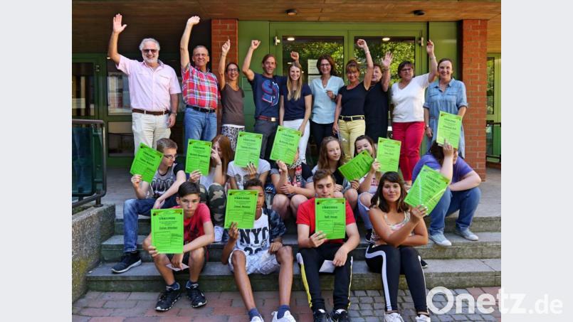 Elf Schüler nehmen an der Veranstaltungsreihe der Stötzner-Schule in Weiden mit vielen externen Partnern teil. Rektor Reinhard Kausler (hinten, links) und Organisatorin und Zuständige für die Sozialarbeit am Sonderpädagogischen Förderzentrum Conny Lutz (hinten, rechts) freuen sich über das zahlreiche Erscheinen am Tag der Urkundenübergabe. Bild: men