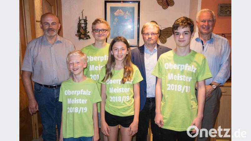 Dies zeigt das erfolgreiche U20-Team als &quot;Mannschaft der Saison&quot;. Vorne v.l.n.r. Milo Müller, Alina Müller und Philipp Mark. Hinten v.l.n.r. dritter Bürgermeister Thomas Wilhelm, Philip Denk, Vorstand Manfred Oppel und Stefan Seitz von der SPD-Stadtratsfraktion. Bild: mak