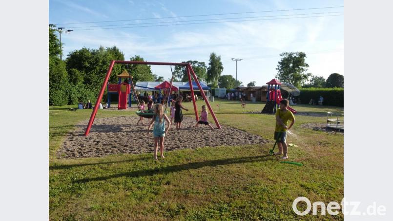 Mit Wasser als Spielgerät lässt sich das Siedler-Sommerfest auch tagsüber aushalten. Bild: bk