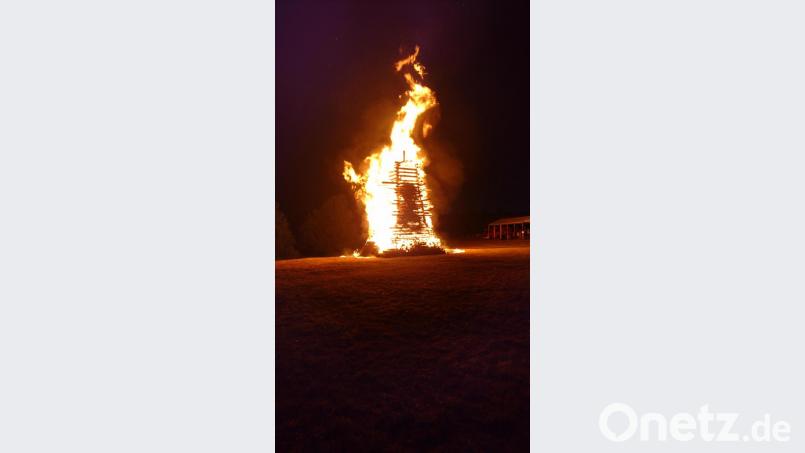 Weithin sichtbar brannte das Löschwitzer Johannisfeuer. Die Kinder durften es mit ihren Fackeln entzünden. Noch lange wurde bei guter Verpflegung gefeiert. Bild: rpp
