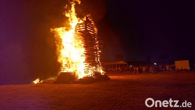 Weithin sichtbar brannte das Löschwitzer Johannisfeuer. Die Kinder durften es mit ihren Fackeln entzünden. Noch lange wurde bei guter Verpflegung gefeiert. Bild: rpp