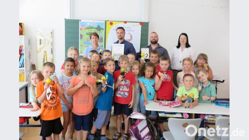 Klassenlehrerin Monika Gottsmann (rechts) bedankte sich bei Jutta Sehm, David Lenk und Arnold Greitan (von links). Bild: jzk