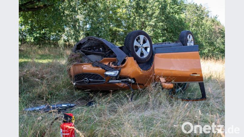 Bei einem Verkehrsunfall am Samstagvormittag kam ein Fahrer aus dem Landkreis Neustadt bei Kohlberg mit seinem Opel von der Fahrbahn ab und überschlug sich. Bild: pml