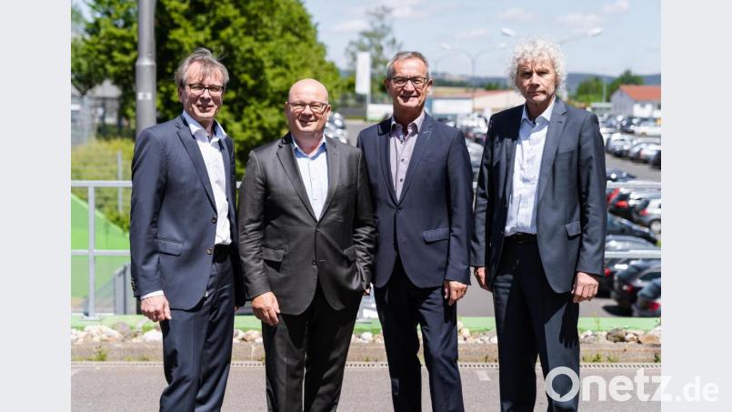 Bild Schmitz 1:
V.l.: Michael Braunreuther, Jochen Schmitz, Werner Nickl und Wolfgang Lippert auf dem Gelände von Siemens Healthineers in Kemnath Bild: hwk