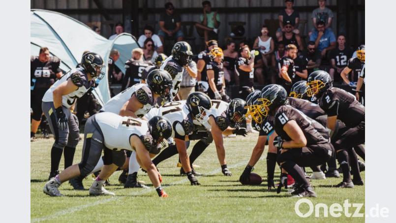 Noch eine Rechnung offen haben die American-Football-Spieler der Mad Bulldogs Amberg (links) im Duell mit den Schweinfurt Ball Bearings. Kick-off ist am Sonntag um 15 Uhr im Stadion am Schanzl. Bild: Julie Harrer