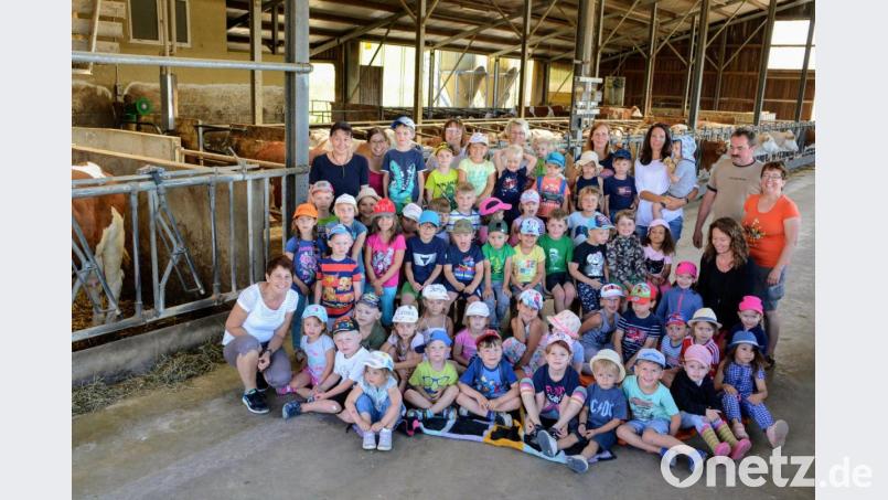 Angela und Richard Reich, re. stehend, sowie Tochter Annika, hintere Reihe 2. v. li und Ortsbäuerin Brigitte Gnan, 5. v. li., sorgten für einen abwechslungsreichen und interessanten Vormittag bei den Kindergartenkindern aus Hirschau und Ehenfeld. Bild: fdl