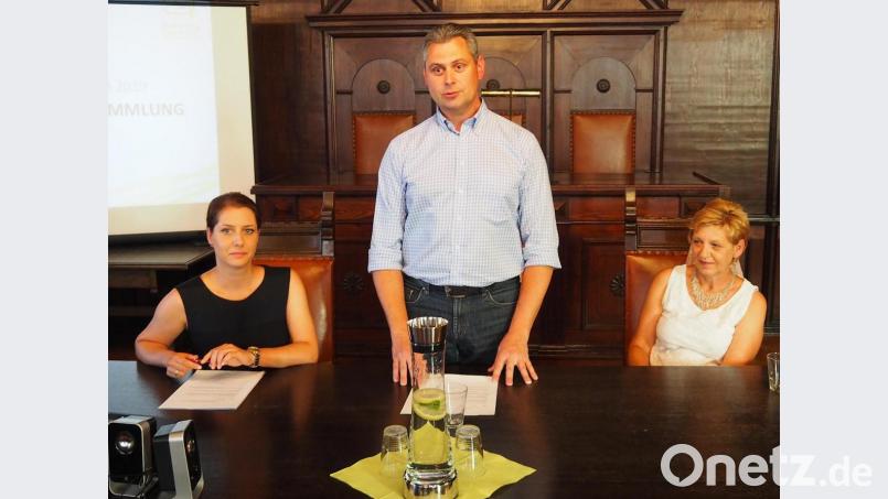 Als Vorsitzender von Stadtmarketing Weiden eröffnet Martin Rumpler die Jahreshauptversammlung. Mit dabei Geschäftsführerin Andrea Schild-Janker (links) und Stadträtin Gabriele Laurich als Vertreterin des Oberbürgermeisters Bild: Bühner