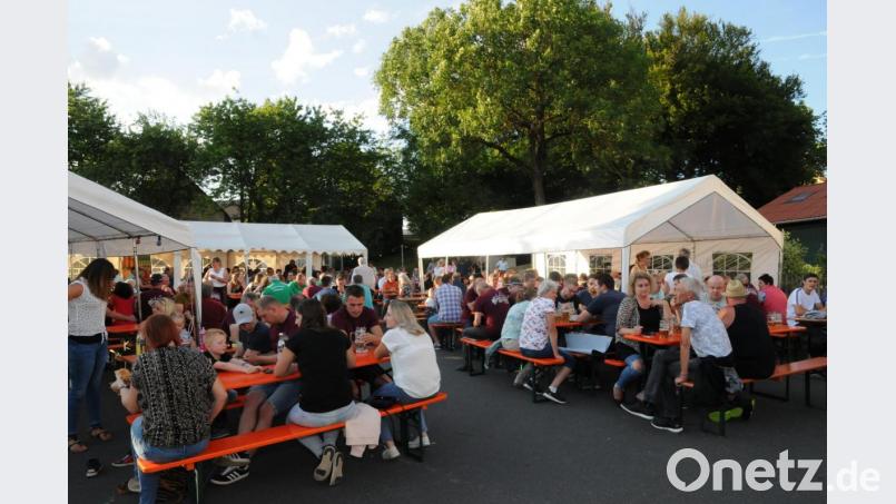In Vöslesrieth geht es beim Dorffest rund. Die Stimmung ist bestens. Bild: bey