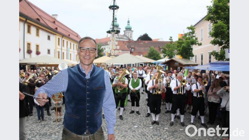 Benrd Sommer dirigiert zum Auftakt des 39. Bürgerfestes voller Vorfreude den Larida-Marsch. Bild: kro