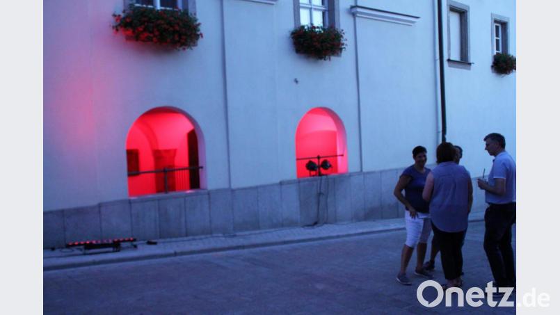 Christoph Schenk und seine Helfer hatten 152 Scheinwerfer aufgebaut, die die Fassaden rot beleuchteten. Bild: prh