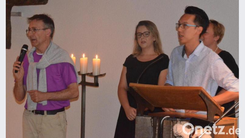 Pfarrer Hans-Jürgen Meuß (links) und Pfarrerin Stefanie Endruweit (rechts) stellen die beiden Pfarrer Daniel Koo Chia En und Bianca Bartsch aus Malaysia und Brasilien vor, die zwei Wochen lang in einem Sommercamp Deutschland besuchen und sich kommende Woche auf die Spuren Martin Luthers begeben. Bild: Kunz