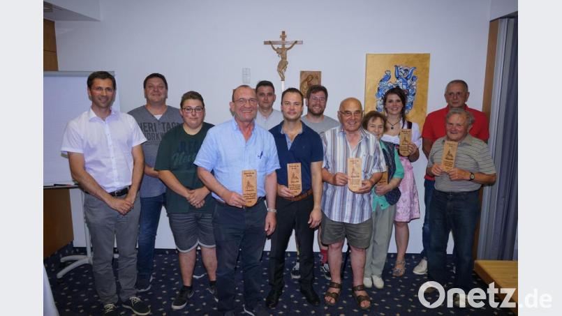 Vorsitzender Wolfgang Schindler (Fünfter von links) dankte den anwesenden Gönnern des Vereins mit einem kleinen Geschenk für ihre Unterstützung. Bild: nib