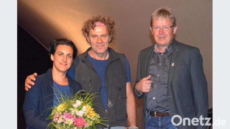 Autor Wolfgang Maria Bauer (Mitte) zeigt sich von der Inszenierung von Caroline Ghanipour (links) begeistert, sehr zur Freude von Alfred Wolf vom Kultur- und Festspielverein &quot;Wir im Bärnauer Land&quot; (rechts). Bild: Benkhardt