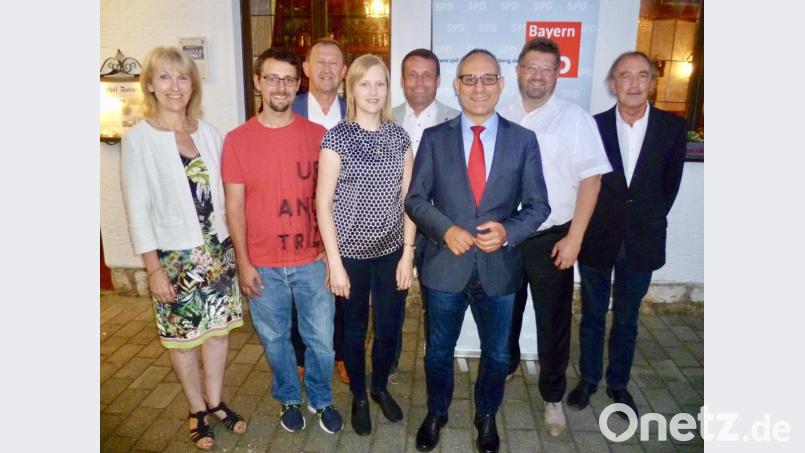 Kleinere Veränderungen im Vorstand gab es bei der Neuwahl im SPD-Unterbezirk. Von links: stellvertretende Landrätin Brigitte Bachmann, Schriftführer Simon Seibert, SPD-Fraktionschef im Bezirkstag, Richard Gaßner, Kassiererin Danielle Gömmel, stellvertretender Vorsitzender Uwe Bergmann, Vorsitzender Ismail Ertug, stellvertretender Vorsitzender Johannes Foitzik und Bezirksvorsitzender Franz Schindler. Bild: usc