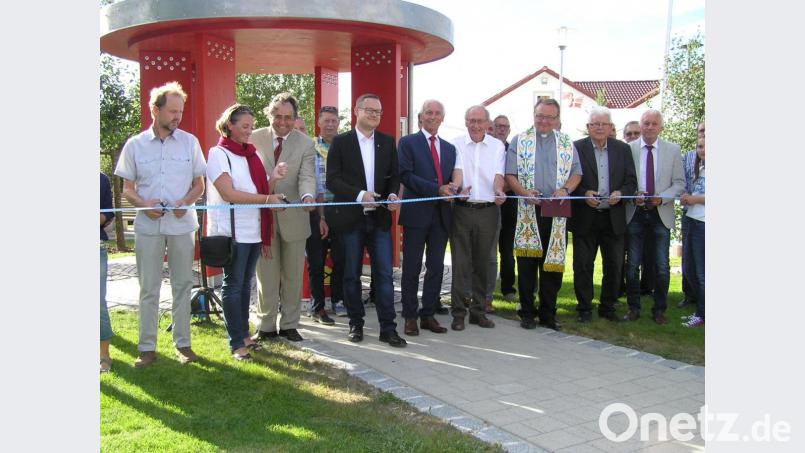 Zahlreiche Ehrengäste und Bewohner der Gemeindeteile Riglasreuth und Weihermühle nahmen an der Einweihungsfeier der neuen Ortsmitte von Weihermühle teil. Bild: öt