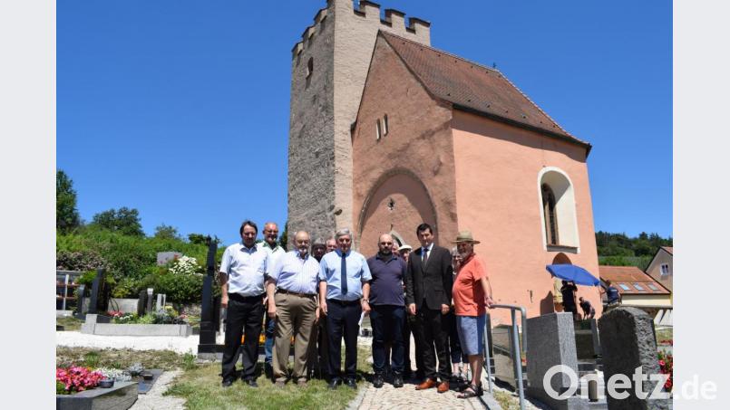 Der Erhalt der Versöhnungskapelle und des Sachsenturms kann nicht länger hinausgeschoben werden. Für die Realisierung müssen Politik und Kirche an einem Strang ziehen. MdB Karl Holmeier (Mitte) sagte seine Unterstützung zu. Im Bild (vordere Reihe von links) CSU-Ortsvorsitzender Reinhard Schwarz, Altbürgermeister Hubert Pröls, MdB Karl Holmeier, Pfarrer Hans Spitzhirn, Bürgermeister Martin Schwandner und Kirchenpfleger Ernst Zimmerer. Bild: bnr
