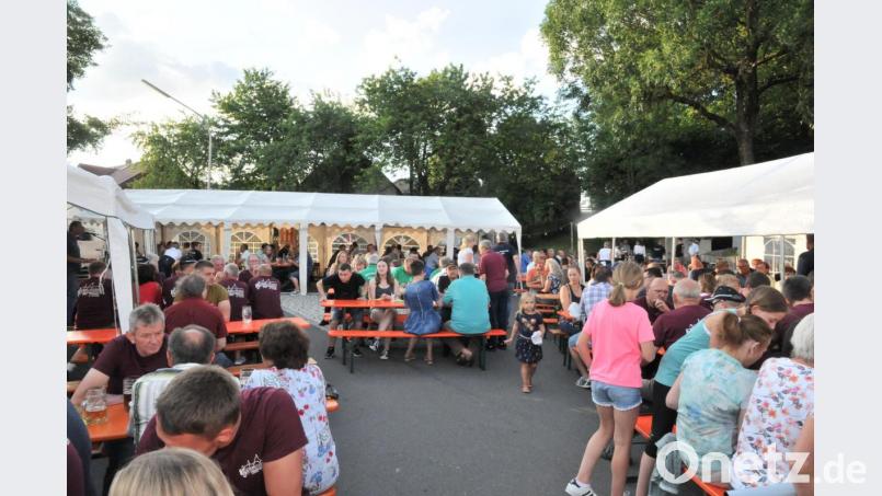 In Vöslesrieth geht es beim Dorffest rund. Die Stimmung ist bestens. Bild: bey