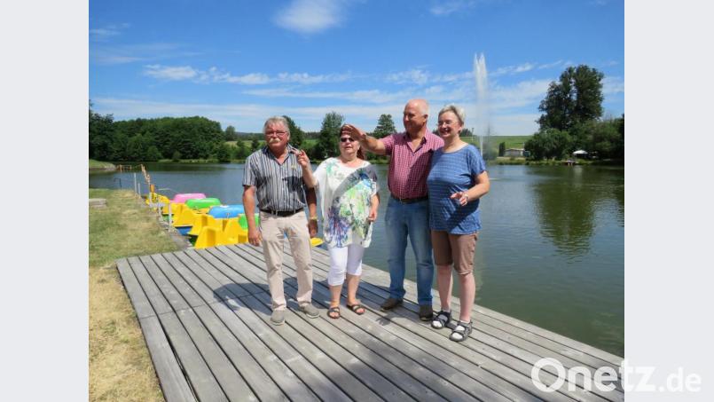 Die Pächter Charly und Heike Kremp besprechen mit dem "Feurschlucker-Ehepaar" Horst und Petra Dürbeck (v. li.) die Details für die Feuershow. Alle freuen sich bereits sehr auf dieses aufregende Zusatzprogramm in der Nacht. Bild: ubb