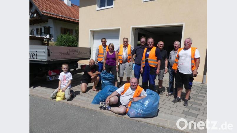 Pause muss sein: Die eifrigen Sammler treffen sich am Kolpingheim, um sich kurz zu erholen. Bild: rn