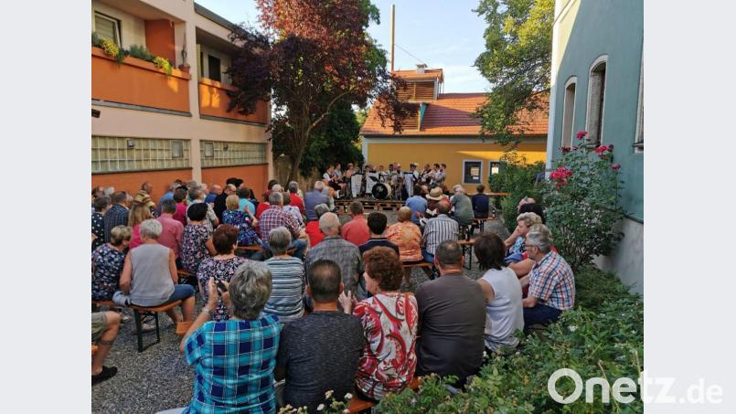 Im kleinen Park neben dem Rathaus lauschen geschützt von der Sonne die Zuhörer den Melodien der Werkstattmusikanten. Bild: gz