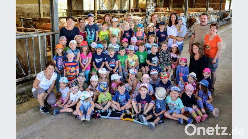 Angela und Richard Reich (rechts stehend) sowie Tochter Annika (hintere Reihe, Zweite von links) und Ortsbäuerin Brigitte Gnan (Fünfte von links) bereiten den Kindergartenkindern aus Hirschau und Ehenfeld einen abwechslungsreichen und interessanten Vormittag. Bild: fdl