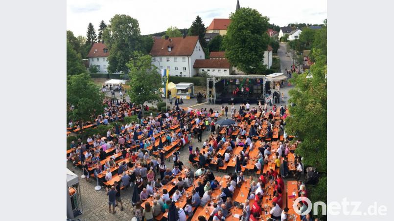 Auf den Bänken gab es fast keinen freien Platz mehr: Das Bürgerfest Wackersdorf zog auch in diesem Jahr wieder zahlreiche Besucher an. Bild: Gerhard Götz
