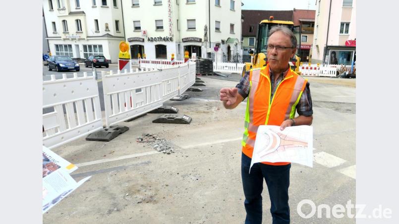 Diplom-Ingenieur (FH) Gerhardt Heller erklärt die neue Verkehrsführung am Wendelinplatz, die ab Montag gilt. Bild: Hirsch