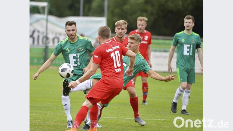Der Ammerthaler Neuzugang und Schütze zum 1:1-Ausgleich, Patrick Pfahler (Mitte), spitzelt den Ball vor dem Hankofener Tobias Richter (vorne) weg, beobachtet von Daniel Gömmel (links) und DJK-Kapitän Bernhard Neumayer (rechts). Bild: Hubert Ziegler