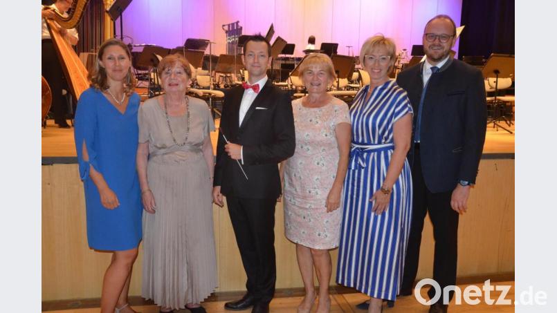 Sie sind stolz auf 25 Jahre Lichtblicke: (von links) Geschäftsführende Verlegerin Viola Vogelsang-Reichl, Verlegerin Bärbel Panzer, Dirigent Daniele Giovannini, Schirmherrin Elisabeth Wittmann, SPD-Stadtverbandsvorsitzende Sabine Zeidler und Landrat Andreas Meier. Bild: Kunz