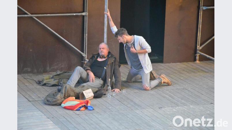 Ein Gauner (Sigmund Mages, links) versucht, Flori (Christian Ott) zu einem Einbruch zu überreden. Bild: Benkhardt