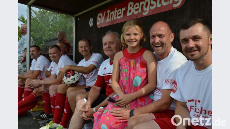 Heimspiel für Mario Steinbach (Zweiter von rechts mit Tochter Sophie): Der 49-Jährige kickt nach einer Pause von zwölf Jahren wieder für ein Spiel am Bergsteig. Sein Sohn Daniel steht bei den Gegner von den Allstars im Tor. Bild: tk