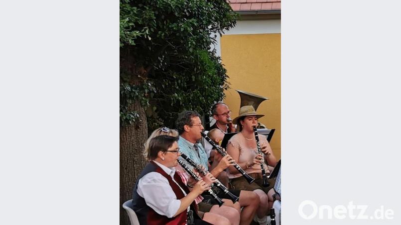 Am liebsten würde der knapp zweijährige Vinzenz, der mit seinem Vater stets in Blickkontakt bleibt, mitspielen. Bild: gz