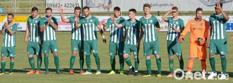 Ein Gruß an die Fans: Die durften ihre DJK Gebenbach dreimal binnen fünf Tagen bei Testspielen beobachten. Bild: ref