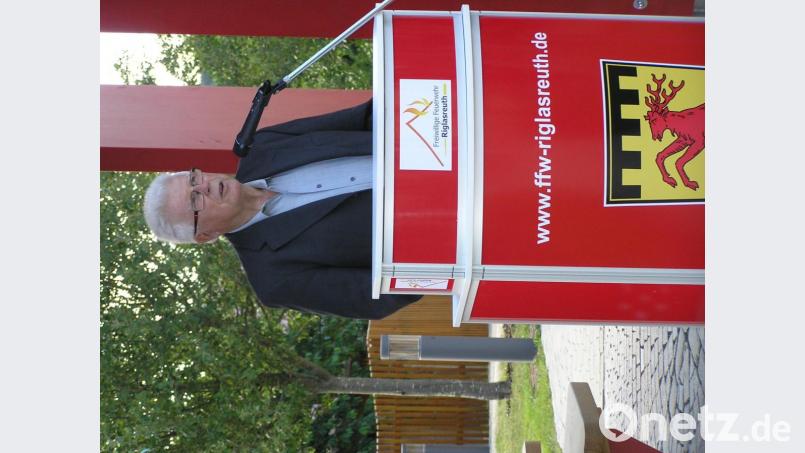 Bürgermeister Peter König (links) überreichte Christian Keller vom Amt für ländliche Entwicklung die Gedenkmünze der Gemeinde Neusorg. Bild: öt