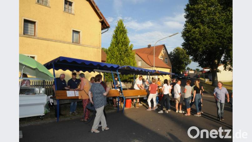 In Vöslesrieth geht es beim Dorffest rund. Die Stimmung ist bestens. Bild: bey