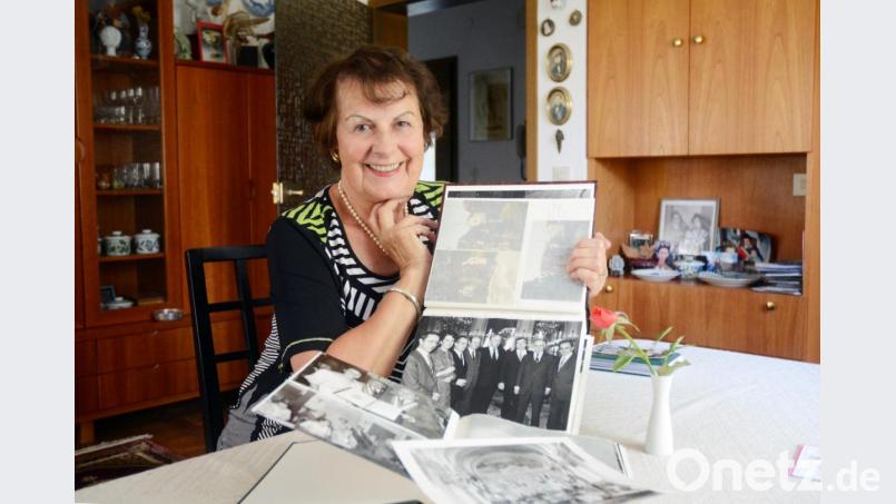 Erinnerungen an die Anfänge der Städtepartnerschaft. Julia Braun, die am Dienstag 80. Geburtstag feiert, hat viele Fotos, auf denen sie als Dolmetscherin mit im Bild ist. Bild: Gabi Schönberger