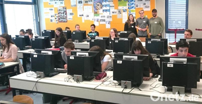 Die Studentin Laura Schwind, Student Kenny Kunze-Oehme und Softwareentwickler Mustafa Koca (im Hintergrund von links) gehörten zum Betreuerteam der Oberviechtacher Schüler. Bild: lg