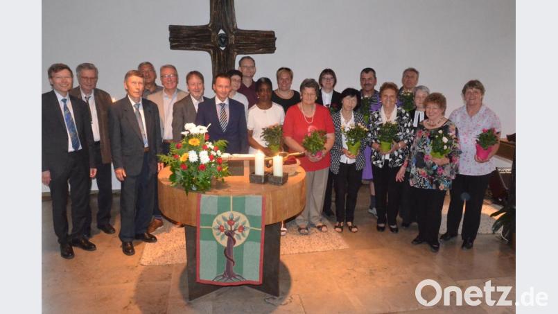 Dekan Wenrich Slenczka (links) freute sich, dass neben den aktiven Gemeindemitgliedern auch zahlreiche ehemalige Pfarrer gekommen waren. Bild: Kunz