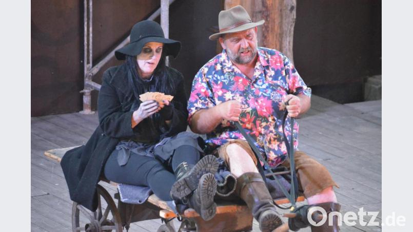 Der Brandner Kaspar (Hermann Fischer) und der Boandlkramer (Maria Freundl) brechen zur Erde auf. Natürlich haben sie auch ein Kartenspiel dabei. Bild: Benkhardt