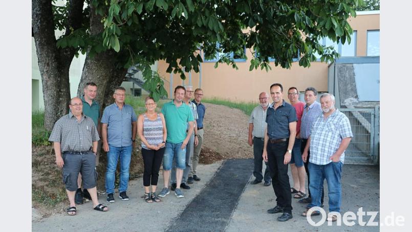 Zwischen dem öffentlichen und dem geschlossenen Sitzungsteil schnappt der Gemeinderat ein wenig frische Luft und schaut sich die Breitband-Glasfaseranbindung in der Grundschule an. Bild: gru