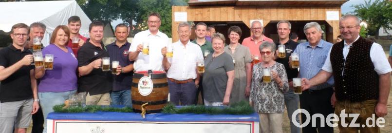 "Ozapft is“ rief Bürgermeister Hans Prechtl (Siebter von links) nach drei Schlägen. Er stieß mit stellvertretendem Landrat Joachim Hanisch (Mitte) und Bundestagabgeordnetem Karl Holmeier (Zweiter von rechts) sowie weiteren Ehrengästen und den Vorständen der ausrichtenden Vereinsgemeinschaft auf ein gutes Gelingen an. Bild: ohr