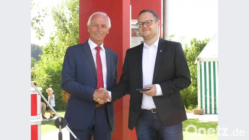 Christian Keller vom Amt für ländliche Entwicklung hob hervor, die neu gestaltete Ortsmitte sei sowohl in funktionaler als auch in gestalterischer Hinsicht etwas Besonderes geworden. Bild: öt