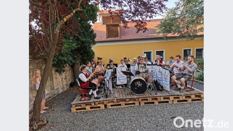 Die Werkstattmusikanten spielen sich in die Herzen der Zuhörer. Bild: gz