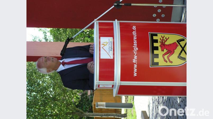 Pfarrer Dr. Dr. Josef Waleszczuk segnete im Beisein einer großen Schar von Gästen die neu gestaltete Ortsmitte von Weihermühle. Bild: öt