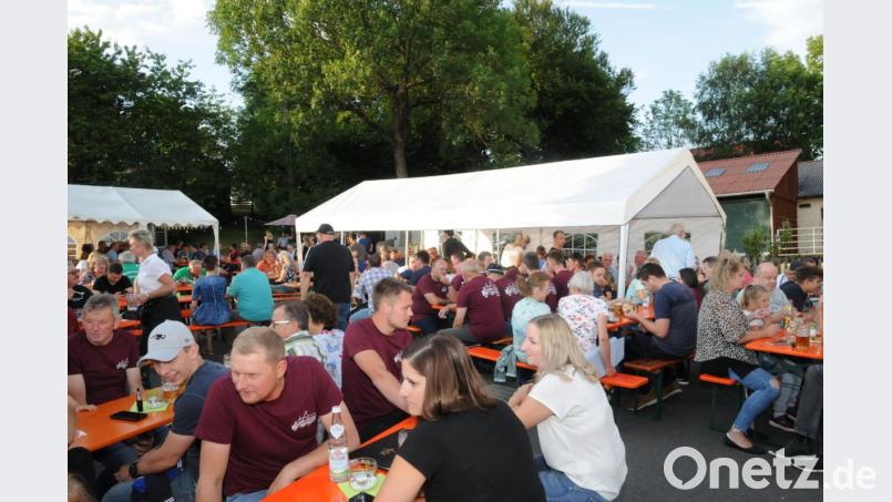 In Vöslesrieth geht es beim Dorffest rund. Die Stimmung ist bestens. Bild: bey