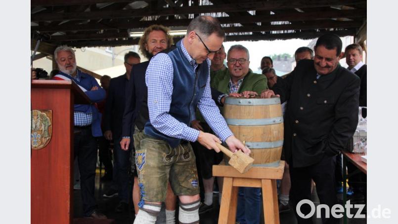 Mit drei gezielten Schlägen zapfte Bürgermeister Bernd Sommer das erste Fass Bier an. Assiistert wurde er dabei vion Bezirksrat Toni Dutz und dessen Freund Ali Al Zarooni. Bild: kro