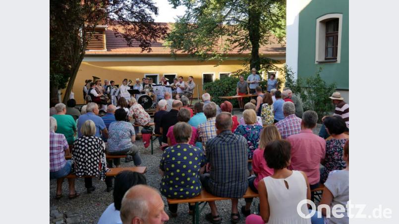 Der kleine Park direkt am Rathaus bot sich als Veranstaltungsraum regelrecht an. Vorne, links, die Werkstattmusikanten und rechts am Ausschank Bürgermeister Reiner Gäbl, Organisator Christian Schmucker und Brigitte Warta. Bild: gz