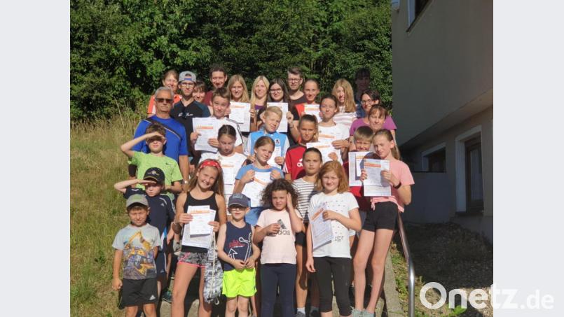 Stolz präsentieren die Sportler ihre Urkunden und Nadeln. Bild: jub